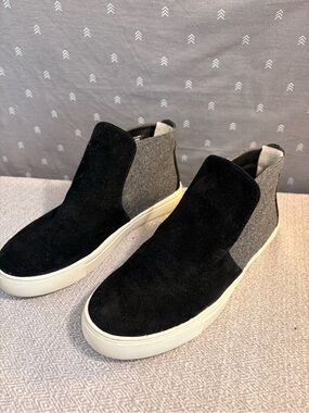 Karl Lagerfield Black Slip-On loafers with Gray Felt Panels. Womens size 5